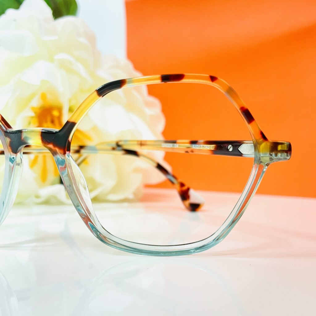 Lunette hexagonale translucide disponible chez Optique des Achards.