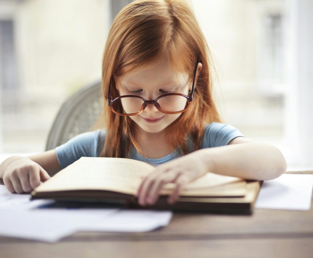 La vue de nos enfants,N’oublions pas que le port de lunettes doit être un plaisir pour votre enfant. Les lunettes servent à corriger le défaut visuel mais elle doivent également être agréables à porter. Il est important d’équiper votre enfant avec une monture adaptée.